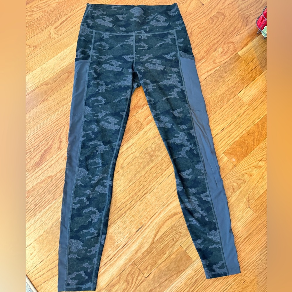 Fabletics Power Hold 3/4 length Leggings w/ 2 side pockets & mesh panel on legs